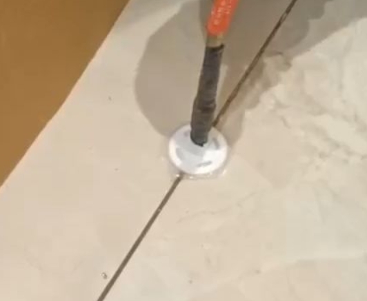 内江市瓷砖空鼓维修公司专业解答瓷砖在铺贴过程中，如果没有涂抹均匀到位的粘结材料（如水泥砂浆或瓷砖胶），可能会导致以下问题